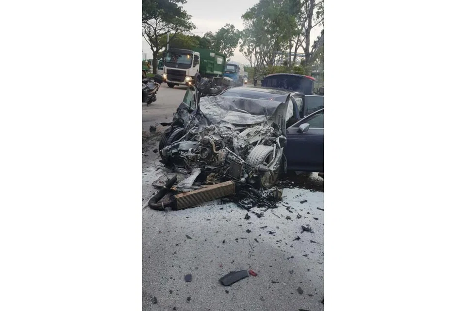 KESAN KEMALANGAN: Bas yang terlibat dalam kemalangan di Pulau Jurong itu terbalik di sisinya, sementara bahagian depan kereta itu pula mengalami kerosakan teruk. - Foto ihsan PEMBACA ST