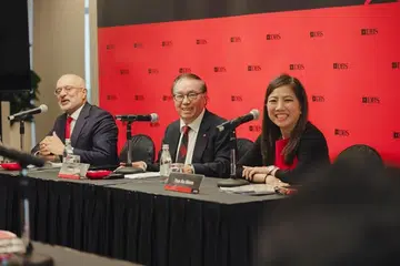 (Dari kiri) Ketua Eksekutif DBS, Encik Piyush Gupta, Pengerusi DBS Encik Peter Seah dan ketua kumpulan perbankan institusi, Cik Tan Su Shan di satu persidangan media pada 7 Ogos.