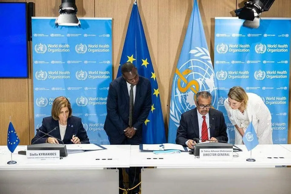 TANDATANGAN PERJANJIAN: Ketua WHO, Dr Tedros Adhanom Ghebreyesus (duduk, kiri) dan pesuruhjaya kesihatan EU, Cik Stella Kyriakides (duduk, kanan) menandatangani perjanjian di Geneva.