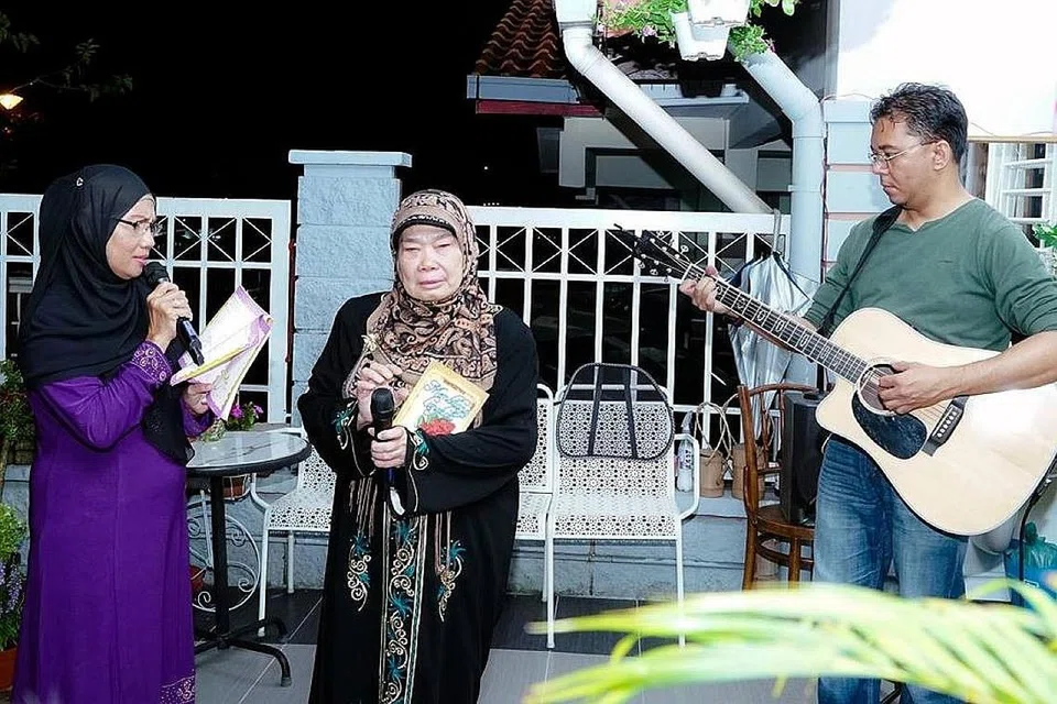 SAMBUTAN MERIAH DARIPADA PEMUISI DAN ARTIS: Antara yang hadir di Santai Puisi @Damansara JB ialah (gambar atas, dari kiri) Nordita Taib, Rohani Din dan permainan gitar oleh Herman Mutiara, serta kumpulan Nuradee. - Foto A. KADIR PANDI