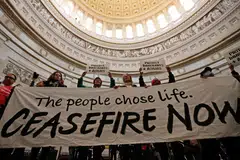 GESA DAMAI: Penunjuk perasaan mempamerkan sepanduk dan papan tanda di bangunan Capitol Amerika Syarikat semasa bantahan bagi menggesa gencatan senjata kekal di Gaza dan menentang pakej bantuan ketenteraan untuk Israel, di Washington pada 19 Disember.