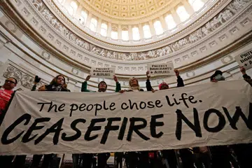 GESA DAMAI: Penunjuk perasaan mempamerkan sepanduk dan papan tanda di bangunan Capitol Amerika Syarikat semasa bantahan bagi menggesa gencatan senjata kekal di Gaza dan menentang pakej bantuan ketenteraan untuk Israel, di Washington pada 19 Disember.