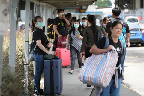 Kementerian Tenaga Manusia (MOM) menggesa majikan mencari penginapan jangka panjang bagi pekerja Malaysia mereka di sini kerana pemerintah tidak akan melanjutkan bantuan perumahan sementara bagi pekerja itu selepas 31 Mac.