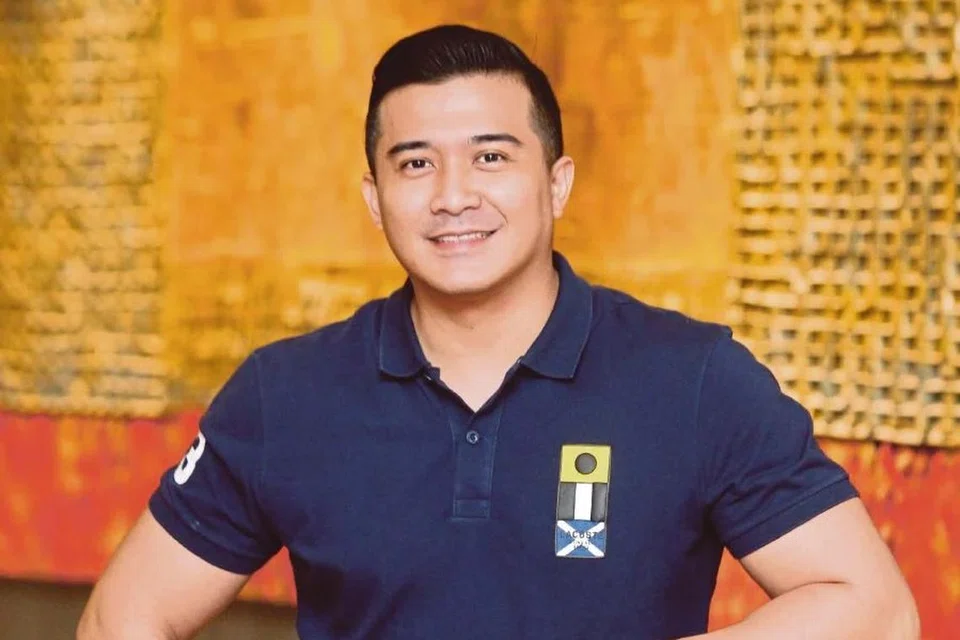 Datuk Aaron Aziz kini meminta wang pendahuluan bagi projek seni atau produk untuk diwakili kerana perlu berhati-hati selepas diperdaya dan dipergunakan sesetengah pihak yang membuat tawaran tetapi berdiam diri selepas sesi perbincangan.