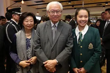 TEMUI WARGA: Presiden Tony Tan turut menemui Faza Nadhirah, 16 tahun (kanan), yang belajar di sekolah asrama penuh, Kolej St Margaret, di New Zealand. Faza Nadhirah adalah cucu kepada mantan Setiausaha Politik Ehwal Dalam Negeri, Allahyarham Encik Harun Ghani. - Foto FACEBOOK PRESIDEN TONY TAN