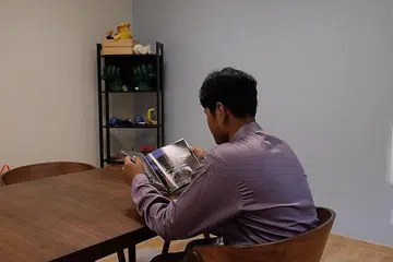 TIDAK SABAR BERAYA: Penghuni Rumah Kebajikan Muhammadiyah (RKM), Elfie (bukan nama sebenar) berasa gembira berpeluang menyambut Hari Raya bersama mak ciknya tahun ini. - Foto BH oleh IZWANDI AZMAN