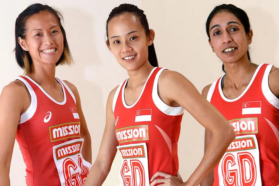 UNDUR DIRI: Trio pemain mapan, (dari kiri) Chen Huifen, Lin Qingyi dan Premila Hirubalan, telah bersara daripada bola jaring antarabangsa. Namun mereka bercadang terus menyumbang kepada bola jaring setempat. - Foto fail