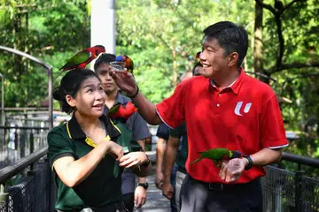 Encik Ng berinteraksi dengan kakitangan di Taman Burung Jurong semasa mengadakan kunjungan ke sana pada 24 Februari 2020.