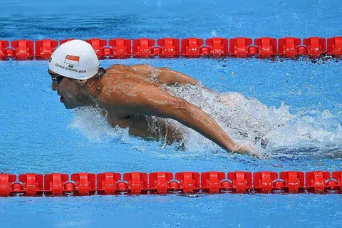 TERLEPAS SEKALI LAGI: Quah Zheng Wen ketika beraksi dalam saringan kupu-kupu 200 meter lelaki di Pusat Akuatik Tokyo semalam. - Foto AFP