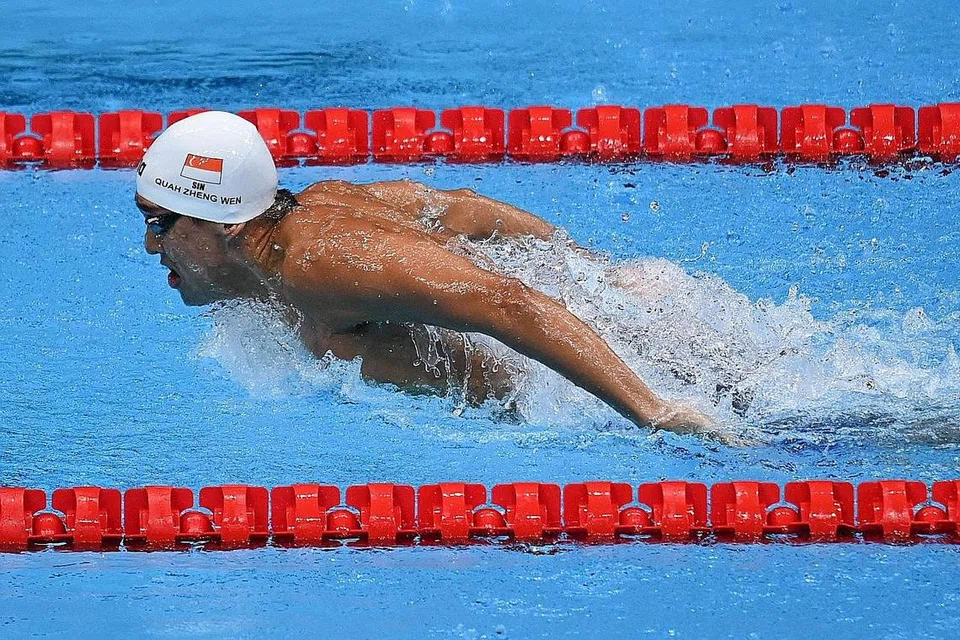 TERLEPAS SEKALI LAGI: Quah Zheng Wen ketika beraksi dalam saringan kupu-kupu 200 meter lelaki di Pusat Akuatik Tokyo semalam. - Foto AFP