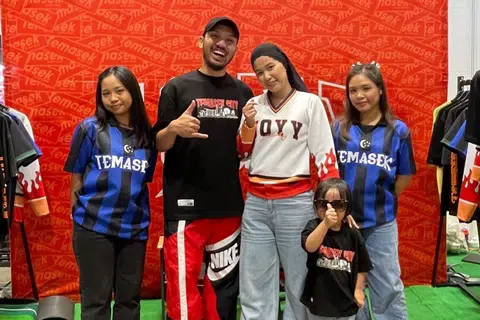 Pemilik Joyy Colony Empire, Encik Afiq Abd Latif (dua dari kiri) bersama isterinya, Cik Nurefira Nasha Ashimi (tiga dari kiri); anak sulung mereka Aulian Anaqi Afiq (dua dari kanan) dan dua kakitangan mereka di acara Celebfest 2025. 