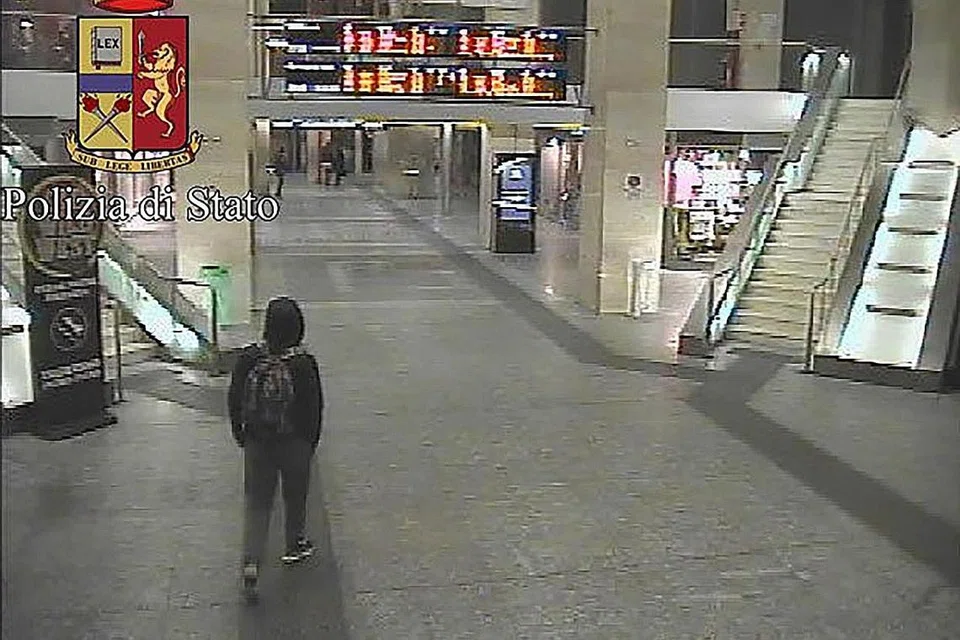 DIRAKAM KAMERA PENGAWASAN: Gambar yang diedarkan oleh polis Italy menunjukkan dalang utama serangan trak di Berlin, Anis Amri (gambar atas) di sebuah stesen kereta api di Turin pada 22 Disember lalu. - Foto-foto AFP
