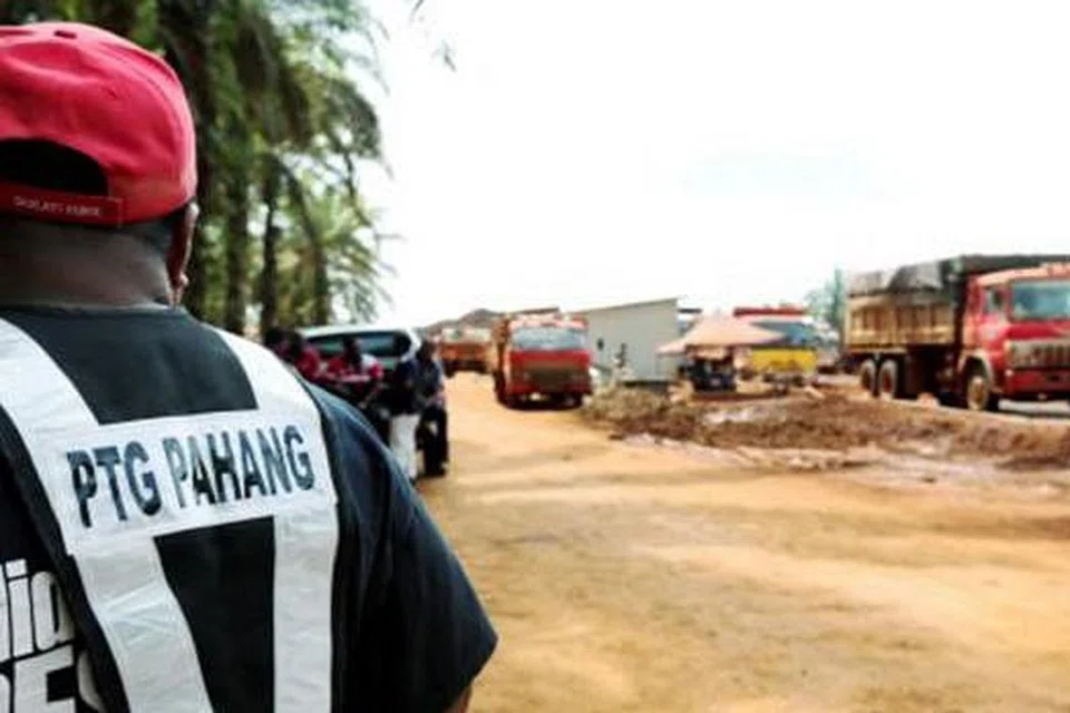 TIADA KEBENARAN: SPRM memberkas empat pegawai penguat kuasa Pejabat Tanah dan Galian (PTG) negeri Pahang kerana disyaki terima rasuah $32,766 daripada pelombong bauksit. - Foto NSTP