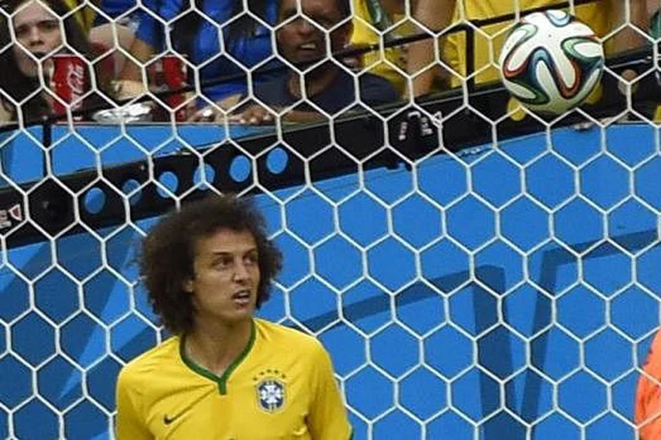 2-0: Bek tengah David Luiz membuat kesilapan lagi apabila hanya mampu menanduk bola keluar dari gawangnya setakat ke kaki pemain Belanda Daley Blind untuk menjaringkan gol kedua pasukannya. - Foto AFP