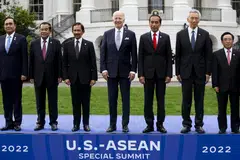 DI RUMAH PUTIH:  Foto fail, Presiden Joe Biden (tengah) menjadi tuan rumah kepada para pemimpin Asean di Rumah Putih, yang menghadiri Sidang Puncak Khas AS-Asean, pada 12 Mei 2022..