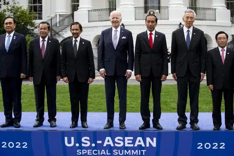 DI RUMAH PUTIH:  Foto fail, Presiden Joe Biden (tengah) menjadi tuan rumah kepada para pemimpin Asean di Rumah Putih, yang menghadiri Sidang Puncak Khas AS-Asean, pada 12 Mei 2022..