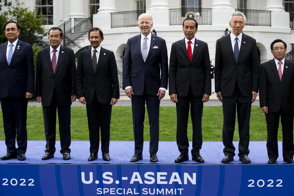(Dari kiri) Perdana Menteri Thailand, Encik Prayut Chan-o-cha; Perdana Menteri Kemboja, Encik Hun Sen; Sultan Brunei, Sultan Hassanal Bolkiah; Presiden Amerika Syarikat, Encik Joe Biden; Presiden Indonesia, Encik Joko ‘Jokowi’ Widodo; Perdana Menteri Singapura, Encik Lee Hsien Loong; dan Perdana Menteri Laos, Encik Phankham Viphavan; di Rumah Putih pada 2022, apabila Sidang Khas Amerika-Asean diadakan.
