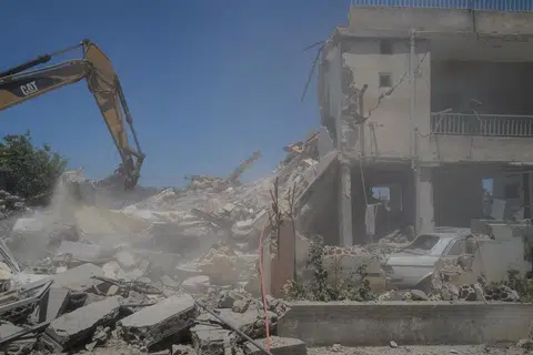 Penyelamat berusaha mencari mangsa di bawah tapak rumah yang hancur selepas serangan udara Israel di Barish, Lebanon.