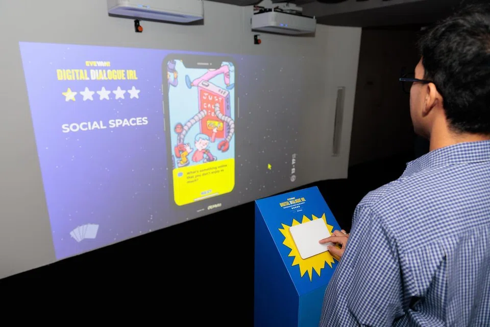 Pameran ‘Digital Dialogue IRL’  menampilkan beberapa reruai interaktif termasuk kad perbualan visual menarik, permainan mudah, soalan panduan dan skrin interaktif untuk mencetus renungan mengenai pelbagai isu di ruang digital.