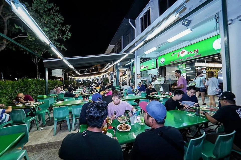 MAKAN SAMBIL BERSANTAI: Ramai pelanggan tetap Tang Tea House gemar menjamu selera di sana kerana mereka tertarik dengan konsep tempat makan terbuka serta suasananya yang santai. - Foto BM oleh NUR DIYANA TAHA 