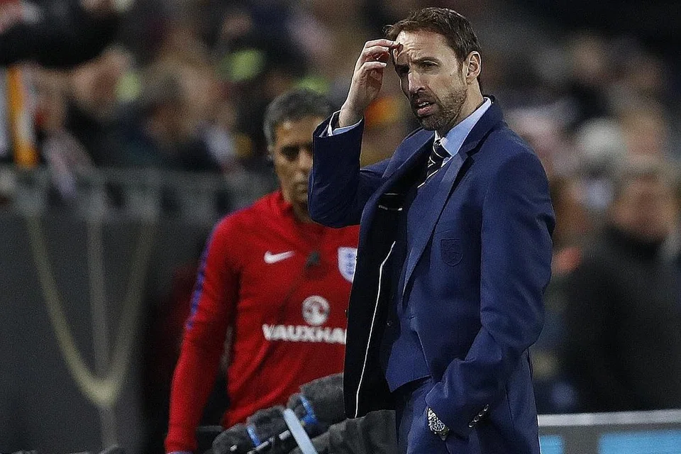 MASIH PUAS WALAU KECUNDANG: Pengurus pasukan England, Gareth Southgate, semasa perlawanan persahabatan antara England dengan Jerman di Dortmund kelmarin. Kekalahan pada perlawanan ini merupakan yang pertama oleh pasukan England setelah Southgate mengambil alih sebagai pengurus sementara. - Foto REUTERS