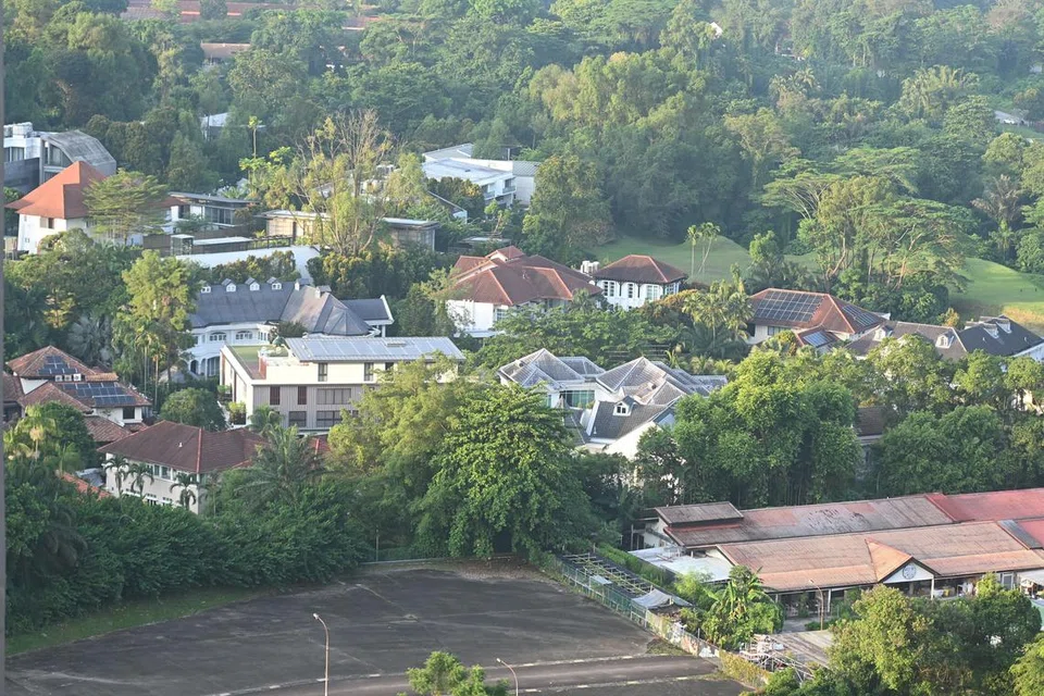 BAKAL DIBAHASKAN: Sebanyak 23 soalan berkenaan penyewaan banglo di Ridout Road oleh dua menteri - Encik K Shanmugam dan Dr Vivian Balakrishnan  - telah difailkan oleh Anggota Parlimen untuk dibahaskan pada 3 Julai.