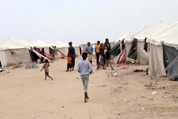 Penduduk Yaman yang kehilangan tempat tinggal berkumpul di luar pusat perlindungan di sebuah kem sementara di bandar pelabuhan Aden, selatan Yaman, pada 17 September 2026. Menurut Pejabat PBB bagi Penyelarasan Hal Ehwal Kemanusiaan (OCHA), sekurang-kurangnya 125,000 penduduk Yaman terpaksa meninggalkan kediaman mereka dalam tempoh dua minggu lalu akibat pertempuran baru antara Houthi dengan pasukan pemerintah Yaman yang disokong Arab Saudi.