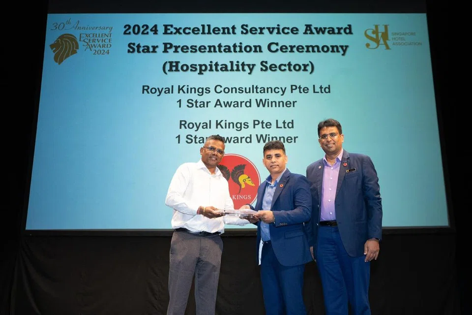 Pengasas yang juga CEO Royal Kings Group, Encik Sirajuddin Syed Mohammed (tengah), dan Pengurus Pembangunan Perniagaan Kanan syarikat itu, Encik Muhamed Haris Gary (kanan), menerima anugerah daripada Persatuan Hotel Singapura.