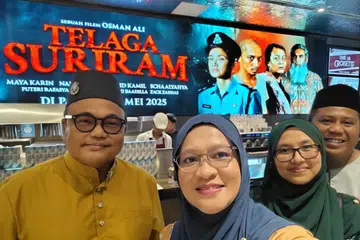 Pengarah filem Telaga Suriram, Osman Ali (kiri) bersama peminat yang hadir tonton filemnya. Beliau berharap agar pawagam di Malaysia dapat meneruskan tayangan bagi filem arahannya kerana masih ada peminat yang ingin menonton. 