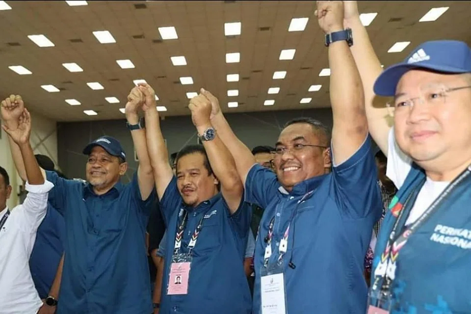 RAI MENANG: Datuk Azman Nasrudin (dua dari kanan) bersama Pengerusi PN Kedah, Datuk Seri Muhammad Sanusi Md Nor (tengah) dan Ahli Parlimen Arau, Datuk Seri Shahidan Kassim. - Foto FACEBOOK SHAHIDAN KASSIM