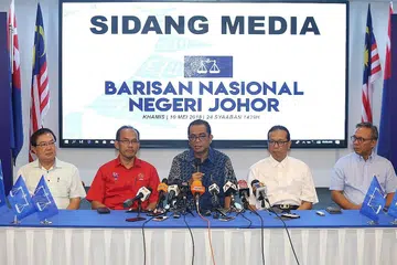 JELASKAN KEKALAHAN: Datuk Mohamed Khaled Nordin (tengah) ketika sidang akhbar mengenai kekalahan BN Johor dalam PRU-14 di Rumah UMNO Johor, Johor Bahru, kelmarin. - Foto ZAOBAO