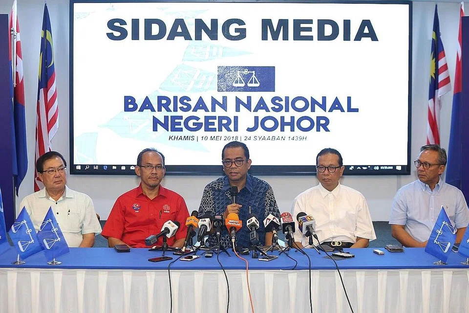 JELASKAN KEKALAHAN: Datuk Mohamed Khaled Nordin (tengah) ketika sidang akhbar mengenai kekalahan BN Johor dalam PRU-14 di Rumah UMNO Johor, Johor Bahru, kelmarin. - Foto ZAOBAO