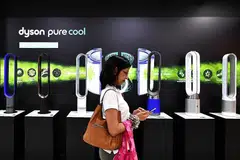 DAYA TARIKAN SINGAPURA: Seorang wanita sedang berjalan di depan kipas angin Dyson di Best Denki di Ngee Ann City. - Foto BH oleh LIM YAOHUI