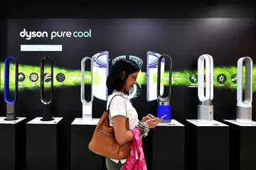 DAYA TARIKAN SINGAPURA: Seorang wanita sedang berjalan di depan kipas angin Dyson di Best Denki di Ngee Ann City. - Foto BH oleh LIM YAOHUI