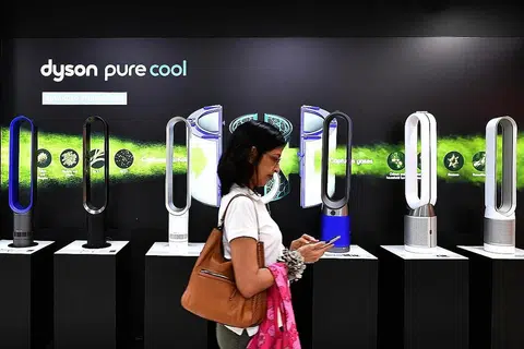 DAYA TARIKAN SINGAPURA: Seorang wanita sedang berjalan di depan kipas angin Dyson di Best Denki di Ngee Ann City. - Foto BH oleh LIM YAOHUI