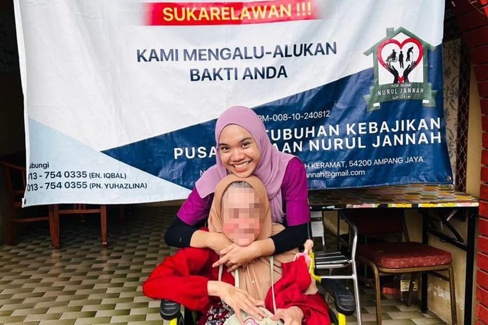 BERHATI MULIA: Cik Najwa Natasya Mat Ramli, 22 tahun, gembira dengan kerjaya sebagai penjaga di pusat jagaan warga emas di Kuala Lumpur, berbanding rakan sebaya lain yang memilih bekerja di pejabat yang selesa.