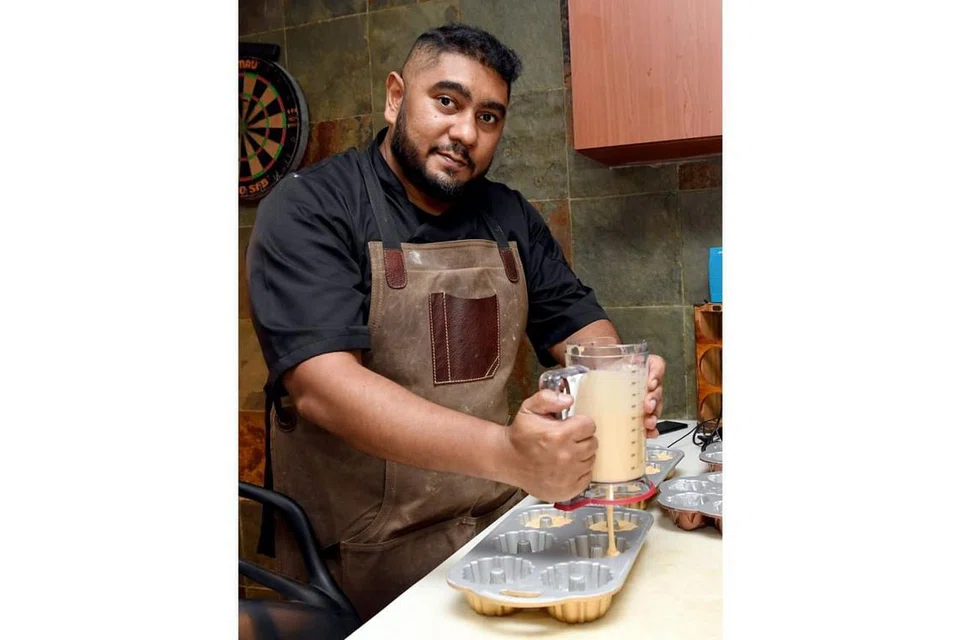 MASA FIKIR STRATEGI: Encik Abdul Bari Mohamed Abu Bakar, pemilik jenama Beardy Bakes by BeardyHulk, berkata tempoh pemutus litar memberi beliau masa merancang strategi masa depannya. Gambar ini diambil sebelum pemutus litar bermula. - Foto BH oleh KHALID BABA