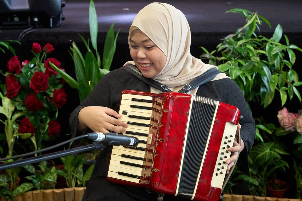 Yunie Karim berhasrat mengasah kemahirannya dalam bermain alat muzik akordion dengan bimbingan Orkestra Sri Temasek serta mendalami teknik nyanyian lagu tradisional bersama pengasas Orkestra Sri Temasek dan juga pengasas Syairpura, Afi Hanafi.