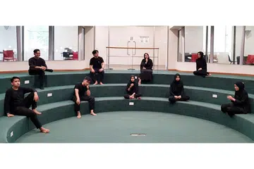 PEMENTASAN TEATER: Barisan pelakon Awallah Dondang dari Perbayu yang menjayakan pementasan bertajuk 'Temasek Tenggelam' yang ditayangkan di YouTube pada 26 Disember ini. - Foto ihsan PERBAYU