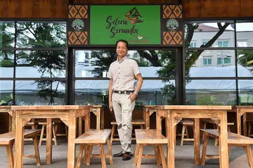SENTUHAN KEMELAYUAN: Pengerusi Tang Tea House, Encik Johnny Tan, 63 tahun, sedang berdiri di hadapan pintu masuk Selera Serambi yang merupakan jenama baru di bawah Tang Tea House, yang dibuka buat kali pertama di Wisma Geylang Serai. - Foto BH oleh JASMINE CHOONG