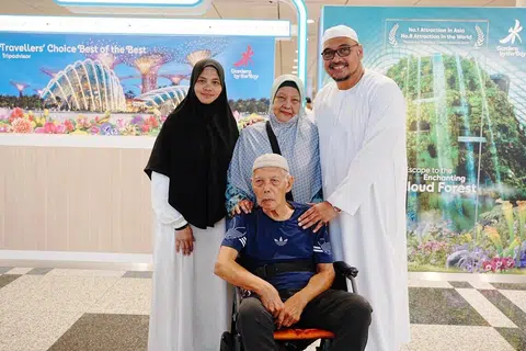 Cik Saadiah Hamidon (berdiri, dua dari kiri) dan suami, Encik Limat Sabtu (berkerusi roda), tidak pernah putus berdoa buat anak lelakinya,  Encik Saherly Limat (berdiri di kanan) dan menantunya, Cik Wan Norzana Syed Mohamed.