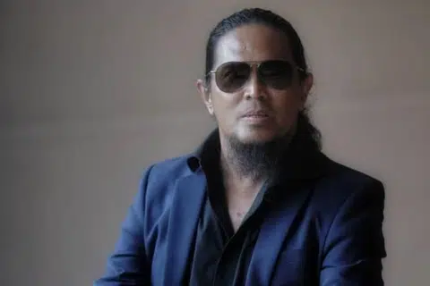 Ali XPDC menjelaskan arwah isterinya, Sharifah Azuwanna Syed Joned, hanya mampu menatap wajah cucu sulung sekali sebelum menghembuskan nafas terakhirnya pada 6 April