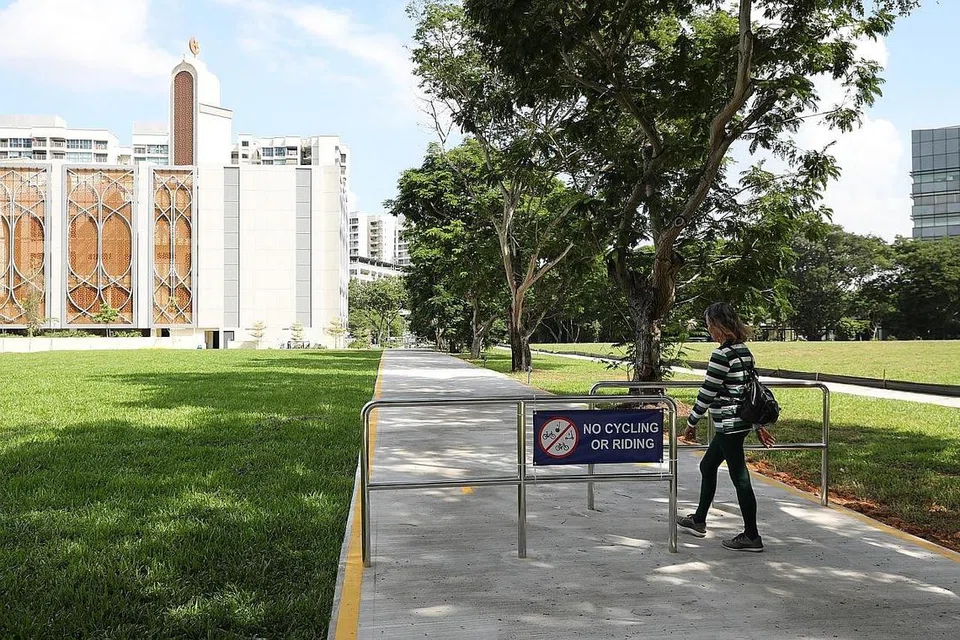 BAHAN SISA: Laluan pejalan kaki sepanjang 105 meter yang menghubungkan Our Tampines Hub dengan Masjid Darul Ghufran, dibina menggunakan konkrit dan NEWSand - sejenis bahan yang dijana daripada sisa pepejal. - Foto fail 