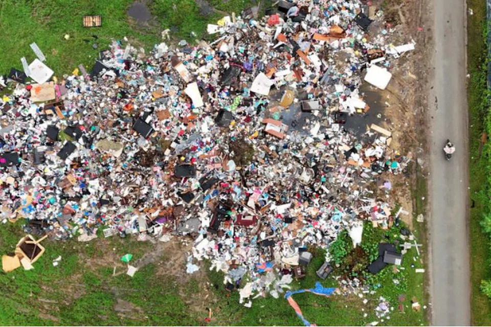 Pascabanjir di Terengganu menyaksikan penduduk yang sudah membersihkan kediaman mengumpulkan pelbagai sampah termasuk perabot dan barangan elektrik yang rosak akibat banjir sejak awal Disember.