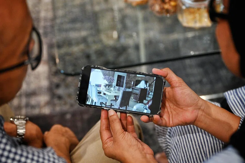 Pasangan suami isteri yang hanya ingin dikenali sebagai Cik Muna dan Encik Kas, memantau rumah yang dibeli berdekatan Taman Mount Austin, Johor Bahru, menerusi telefon bimbit. Mereka kini mengurangkan perjalanan ulang-alik ke JB setelah disoal beberapa kali oleh pegawai imigresen Malaysia mengenai tujuan mereka keluar masuk secara harian.