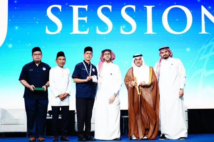 Pemangku Menteri Bertanggungjawab bagi Ehwal Masyarakat Islam, Profesor Madya Dr Muhammad Faishal Ibrahim (dua dari kiri), menerima kad nusuk daripada Ahli Lembaga Pengarah Syarikat AlMasiah, Encik Badr Abdulmohsen Iraqi (dua dari kanan), semasa sesi taklimat sebelum keberangkatan musim haji 2026 pada 25 April di Pusat Konvensyen Suntec.
Turut hadir semasa majlis tersebut ialah Timbalan Ketua Eksekutif Muis, Encik Azree Rahim (kiri); Presiden Muis, Encik Mohamed Sa’at Abdul Rahman (dua dari kiri); Duta Kerajaan Arab Saudi ke Singapura, Encik Mohammad Abdullah S. Al Ghamdi (dua dari kanan) dan Naib Pengerusi Lembaga Pengarah Syarikat AlMasiah, Encik Mohammad Hussain Bondagjy (kanan).
