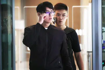 GUNA AKAUN: Warga Malaysia Chaw Soon Yaw (belakang) menggunakan akaun Deliveroo adiknya, Chaw Soon Song (depan), seorang penduduk tetap Singapura. Masing-masing dikenakan denda $5,000.