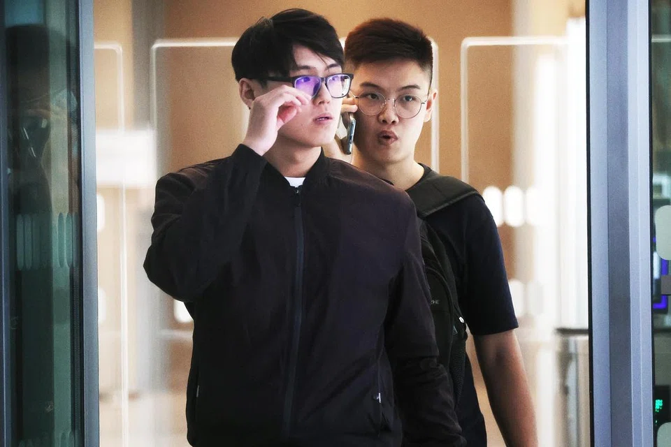GUNA AKAUN: Warga Malaysia Chaw Soon Yaw (belakang) menggunakan akaun Deliveroo adiknya, Chaw Soon Song (depan), seorang penduduk tetap Singapura. Masing-masing dikenakan denda $5,000.