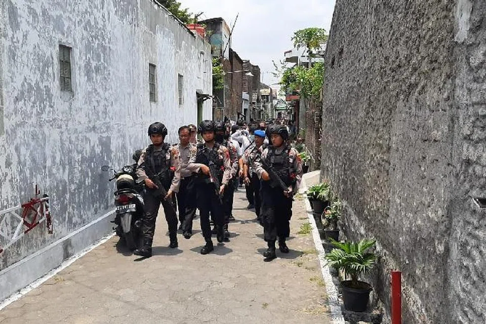 DISYAKI PENGGANAS: Polis antipengganasan, Densus 88, telah menahan 10 orang yang disyaki pengganas, di beberapa daerah di wilayah Solo.