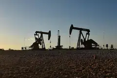 PENGHASILAN MINYAK DAN GAS: Kelihatan pengepam di pusat cari gali sedang mengepam minyak di Midland, Texas. - Foto REUTERS